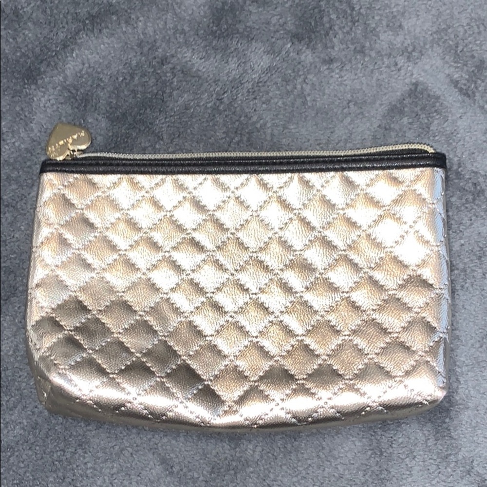 Golden pouch with zipper and pink 👄 interior